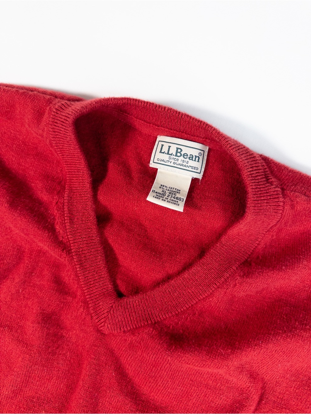 L.L.‎ Bean Men's V-Neck Sweater in Bright Red